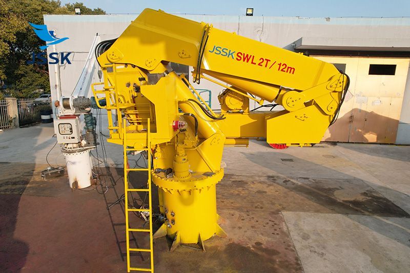 2T/12M伸縮折臂起重機